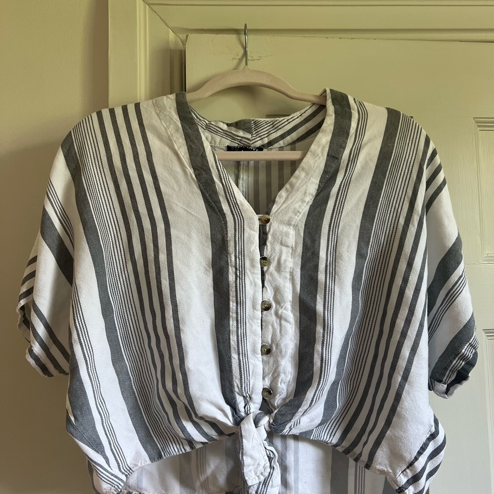 Style Envy White and Gray Button Down Short Sleeve Top